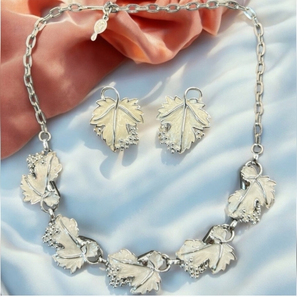 Sarah Coventry Necklace & Earrings Set White Enamel Leaf Grape Vineyard - Picture 2 of 11